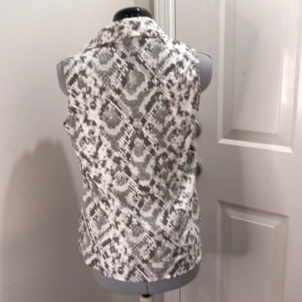 LuLaRoe Sz XS Snap Front Blouse - Picture 2 of 4